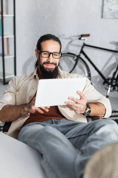 Uomo Ispanico Sorridente Occhiali Vista Utilizzando Tablet Digitale Casa — Foto Stock