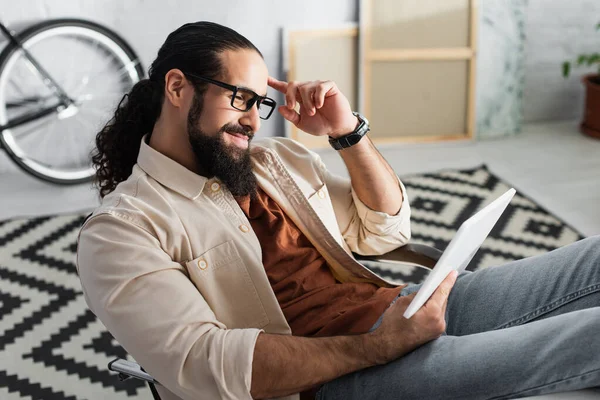 Homem Hispânico Sorrindo Tocando Cabeça Usar Tablet Digital Casa — Fotografia de Stock