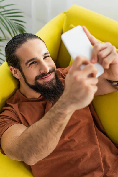 Magas Szög Kilátás Szakállas Spanyol Férfi Csinál Szelfi Elmosódott Mobiltelefon — Stock Fotó