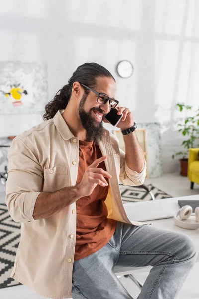 Zâmbind Bărbat Hispanic Care Arată Gest Atenție Timp Vorbește Smartphone Fotografie de stoc