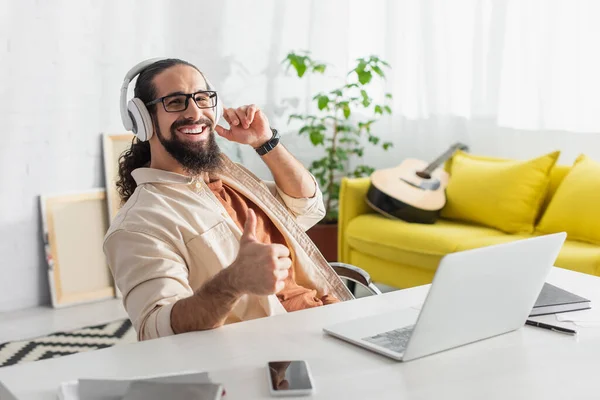 Alegre Latino Homem Mostrando Polegar Para Cima Enquanto Ouve Música Fotos De Bancos De Imagens