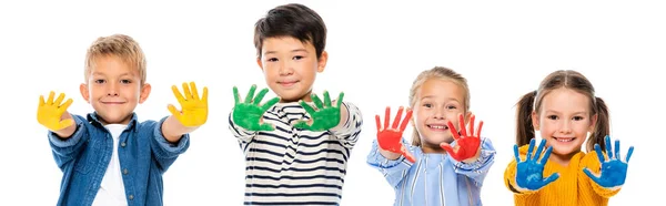 Amigos multiculturales positivos mostrando las manos en pintura colorida aislada en blanco, pancarta - foto de stock