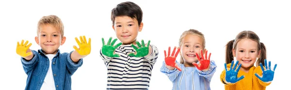 Amis multiculturels positifs montrant les mains dans la peinture colorée isolée sur blanc, bannière — Photo de stock