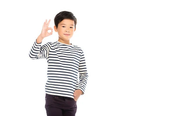 Asiatische Junge zeigt okay Geste isoliert auf weiß — Stockfoto