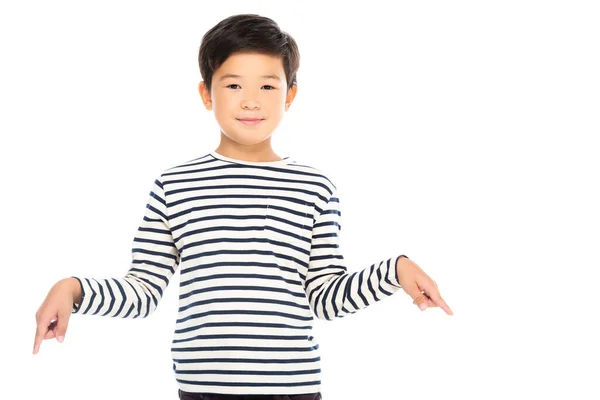 Asiatico bambino guardando fotocamera e puntando con le dita verso il basso isolato su bianco — Foto stock