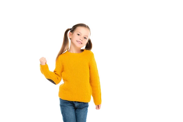 Lächelndes Kind, das in die Kamera schaut, während es auf weiß isolierte Yah-Geste zeigt — Stockfoto