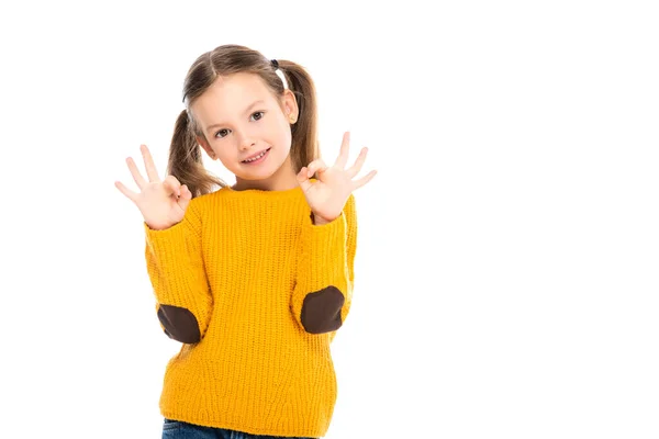 Lächeln Mädchen zeigt okay Geste isoliert auf weiß — Stockfoto