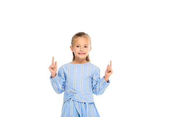 Sonriente niño señalando con los dedos hacia arriba aislado en blanco - foto de stock