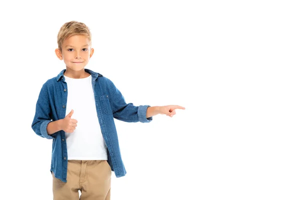 Усміхнений хлопчик вказує пальцем і показує, як жест ізольований на білому — стокове фото