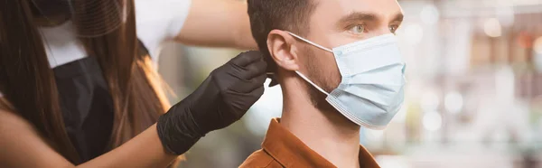 Coiffeur en gant de latex coupe les cheveux du client en masque médical, bannière — Photo de stock