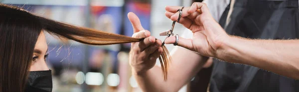 Friseur schneidet Haare einer Frau in medizinischer Maske, Banner — Stockfoto