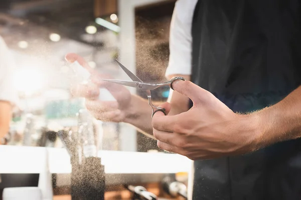 Teilansicht Friseur desinfiziert Schere mit Desinfektionsmittel — Stockfoto