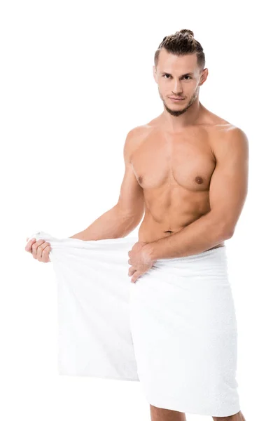 Sexy uomo senza maglietta in asciugamano posa isolato su bianco — Foto stock