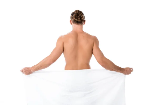 Vista posteriore di sexy uomo senza maglietta in asciugamano posa isolata su bianco — Foto stock