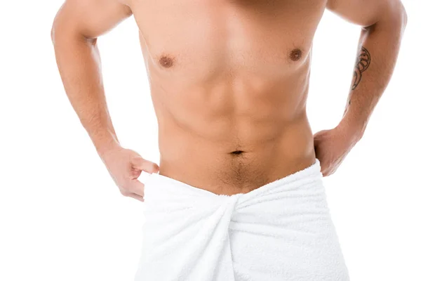 Vue recadrée de sexy homme torse nu en serviette posant isolé sur blanc — Photo de stock