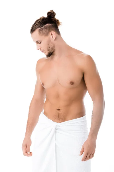 Sexy sin camisa hombre en toalla posando aislado en blanco - foto de stock