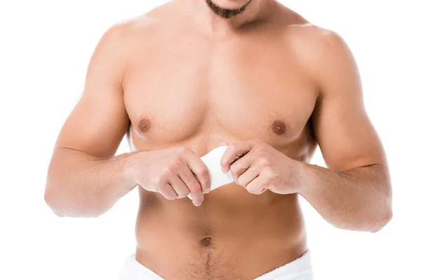 Recortado vista de sexy hombre sin camisa con desodorante aislado en blanco - foto de stock