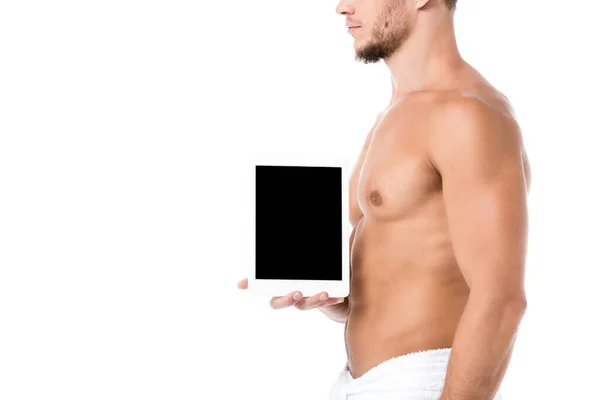 Vue recadrée de sexy homme torse nu en serviette présentant tablette numérique isolé sur blanc — Photo de stock