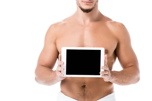 Abgeschnittene Ansicht von sexy hemdlosen Mann im Handtuch präsentiert digitale Tablette isoliert auf weiß — Stockfoto