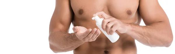 Vue recadrée de sexy homme torse nu avec mousse isolée sur blanc, bannière — Photo de stock