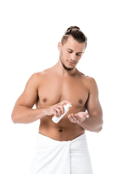 Sexy homme torse nu en serviette appliquer de la mousse isolée sur blanc — Photo de stock