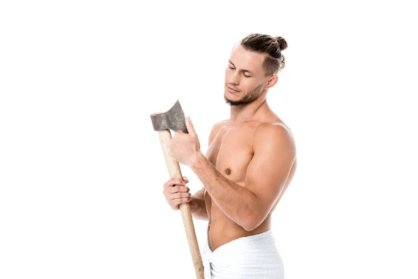 Sexy uomo senza maglietta in asciugamano posa con ascia isolato su bianco — Foto stock