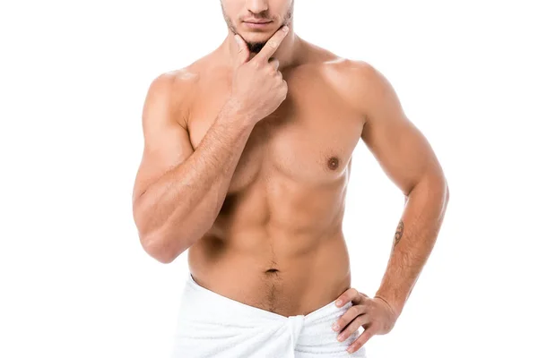 Recortado vista de pensativo sexy sin camisa hombre en la toalla posando aislado en blanco - foto de stock