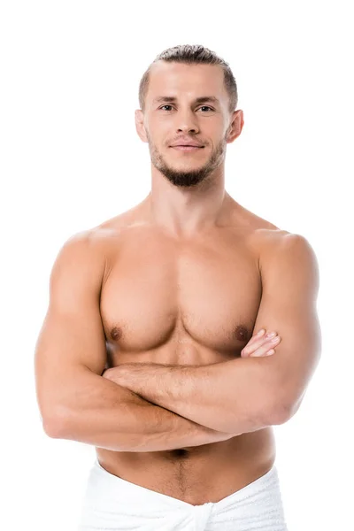 Сексуальный мужчина без рубашки позирует со скрещенными руками, изолированными на белом — стоковое фото