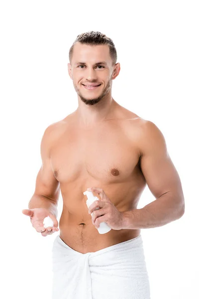 Sexy hombre sin camisa con espuma en la cara aislado en blanco - foto de stock