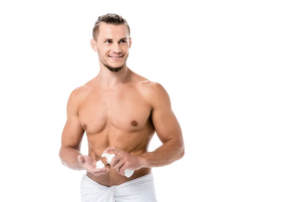 Sexy hombre sin camisa aplicando espuma en la mano aislado en blanco - foto de stock