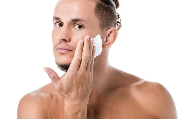 Sexy hemdlosen Mann Anwendung Schaum auf Gesicht isoliert auf weiß — Stockfoto