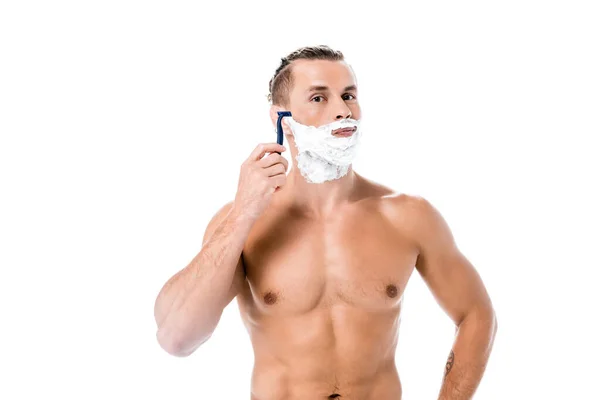 Sexy shirtless homem com espuma no rosto de barbear com navalha isolado no branco — Fotografia de Stock