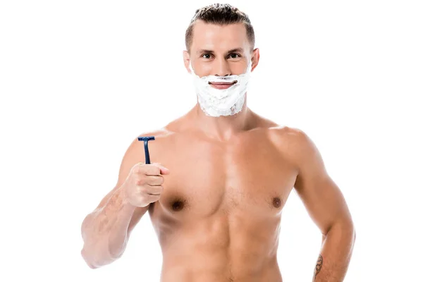 Sexy hombre sin camisa con espuma en la cara celebración de afeitar aislado en blanco - foto de stock