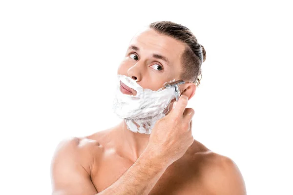 Sexy hombre sin camisa con espuma en la cara afeitado aislado en blanco - foto de stock