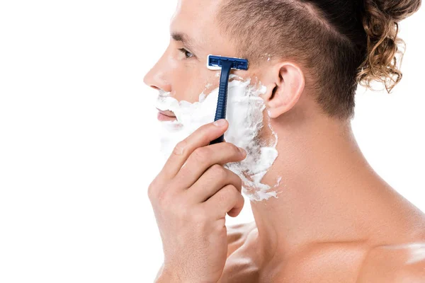 Сексуальный мужчина без рубашки с пеной на лице бритья изолированы на белом — стоковое фото