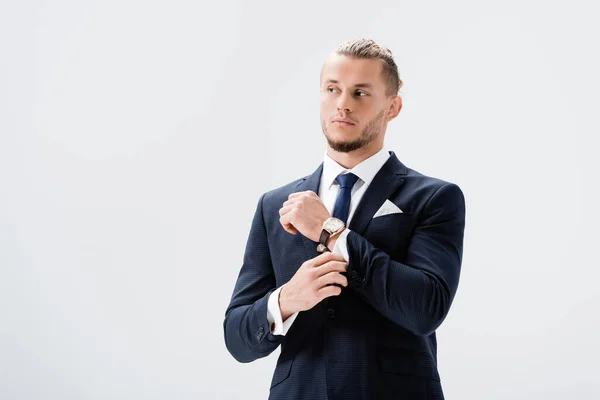 Junger Geschäftsmann im Anzug posiert isoliert auf weißem Grund — Stockfoto