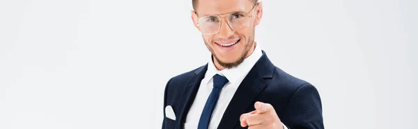 Glücklicher junger Geschäftsmann in Anzug und Brille, der isoliert auf weiße Kamera zeigt, Banner — Stockfoto