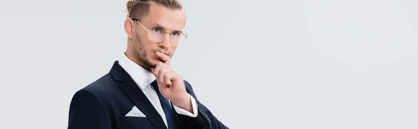 Pensativo joven hombre de negocios en traje y gafas aisladas en blanco, bandera - foto de stock