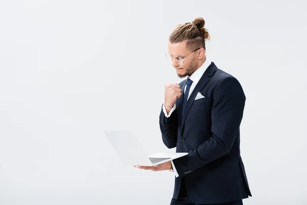 Jungunternehmer in Anzug und Brille mit Laptop auf weißem Hintergrund — Stockfoto