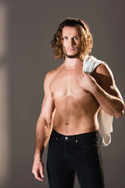Sexy Mann ohne Hemd mit langen Haaren posiert auf dunklem Hintergrund — Stockfoto