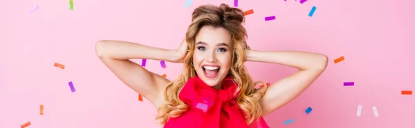 Щаслива жінка на рожевому фоні з падаючим конфетті, банер — стокове фото