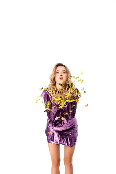 Mujer elegante feliz en vestido de lentejuelas soplando confeti aislado en blanco - foto de stock