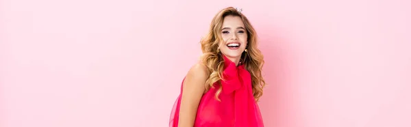 Mujer feliz elegante sobre fondo rosa, bandera — Stock Photo