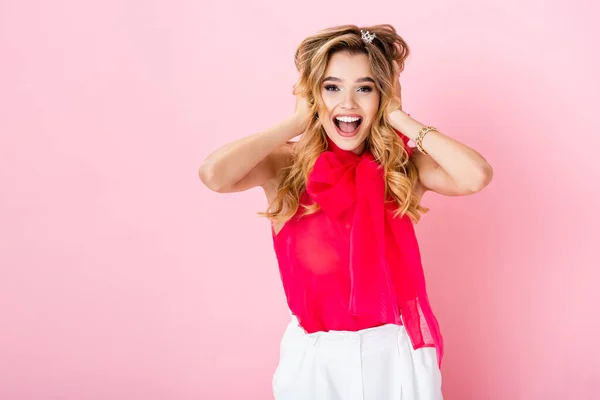 Mulher feliz elegante no fundo rosa — Fotografia de Stock