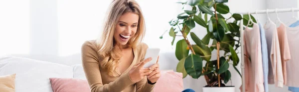 Femme excitée utilisant un smartphone à la maison, bannière — Photo de stock