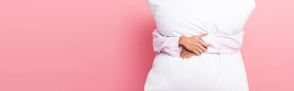 Vista recortada de la mujer abrazando almohada sobre fondo rosa, bandera - foto de stock