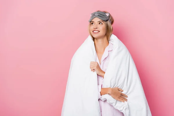 Mulher positiva em venda embrulhada em cobertor sobre fundo rosa — Fotografia de Stock