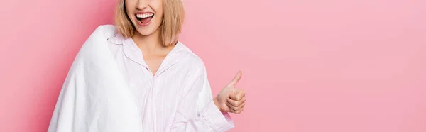 Vista cortada de mulher alegre em pijama e cobertor mostrando como no fundo rosa, banner — Fotografia de Stock