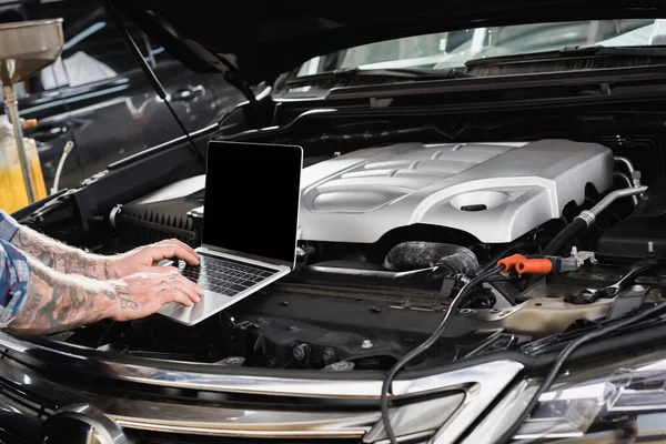Vista parziale del riparatore che fa la diagnosi del vano motore dell'automobile — Stock Photo