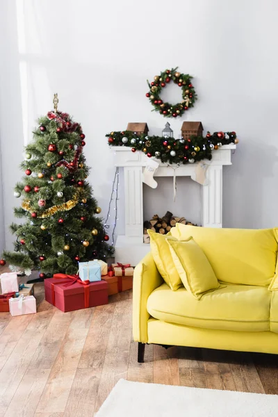 Presentes embrulhados sob árvore de natal decorada na sala de estar moderna — Fotografia de Stock